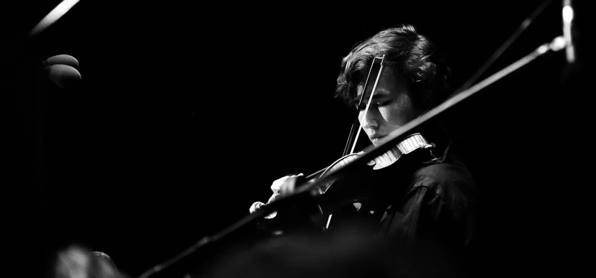 Daniel Lozakovich en Amsterdam Sinfonietta in Tsjaikovski en Mozart